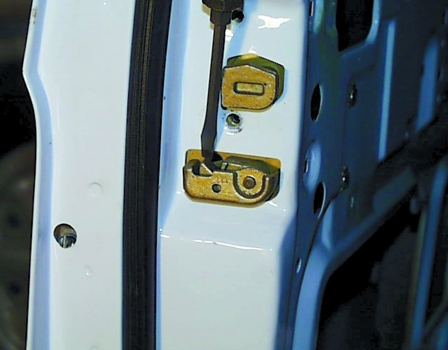 Снятие замка передней двери ГАЗ 3110 (Волга) - шаг 5