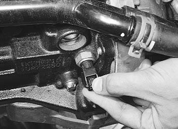 Ремонт Renault Logan : Замена датчика сигнальной лампы аварийного падения давления масла