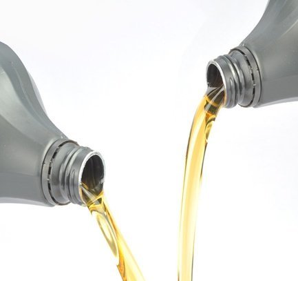 смешивать полусинтетическое и синтетическое моторное масло