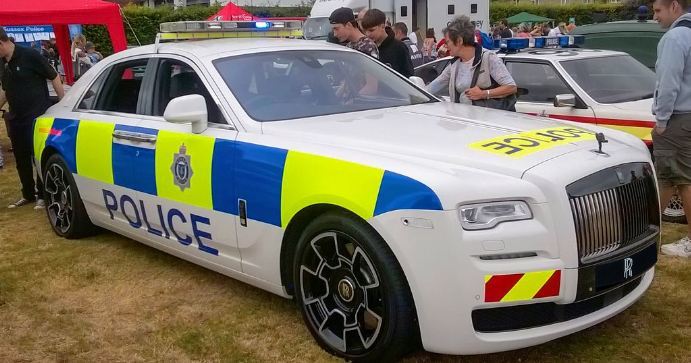 Элитный автомобиль Rolls-Royce Ghost был передан британским сотрудникам правопорядка.