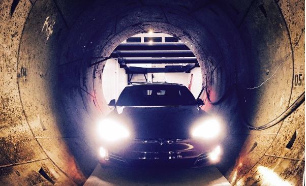 Автомобиль Tesla в тоннеле новой транспортной системы