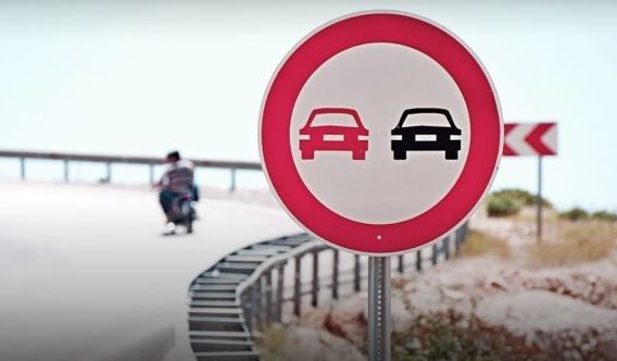 Штрафы и ответственность водителя при знаке «Обгон запрещен»