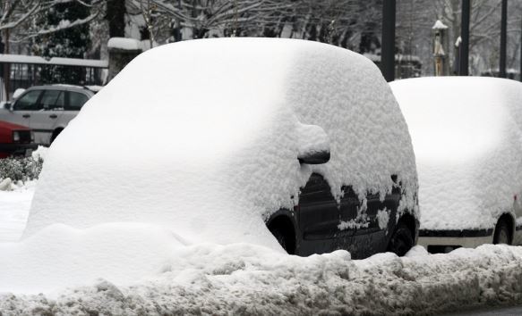Очищаем машину от снега: правила и нюансы