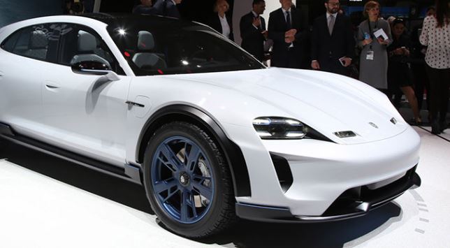 На автосалоне в Женеве Porsche представили седан с электроустановкой
