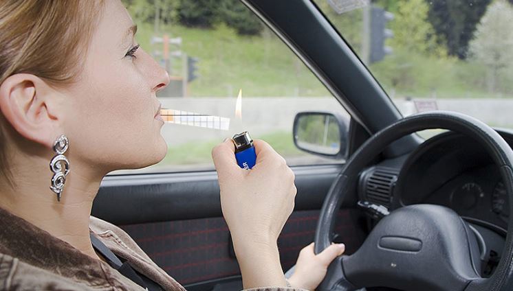 Курение за рулем приравняли к использованию мобильных
