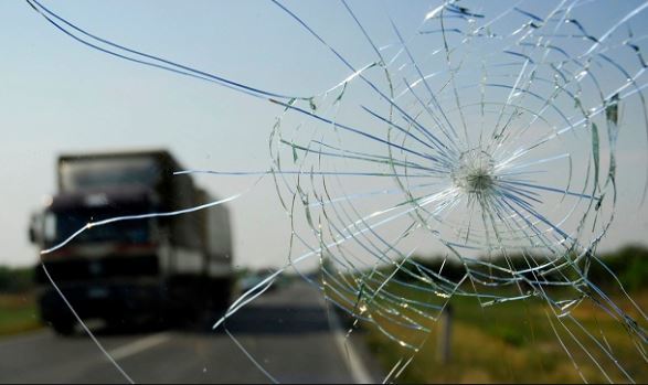 Как защитить стекло автомобиля от камней: полезные советы
