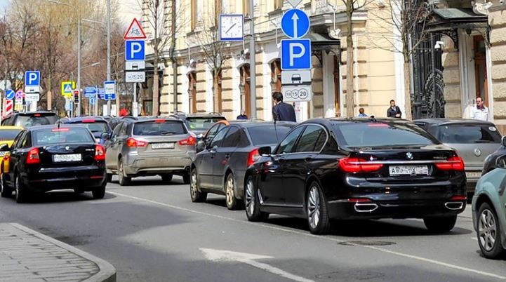 В России сузят парковочные места