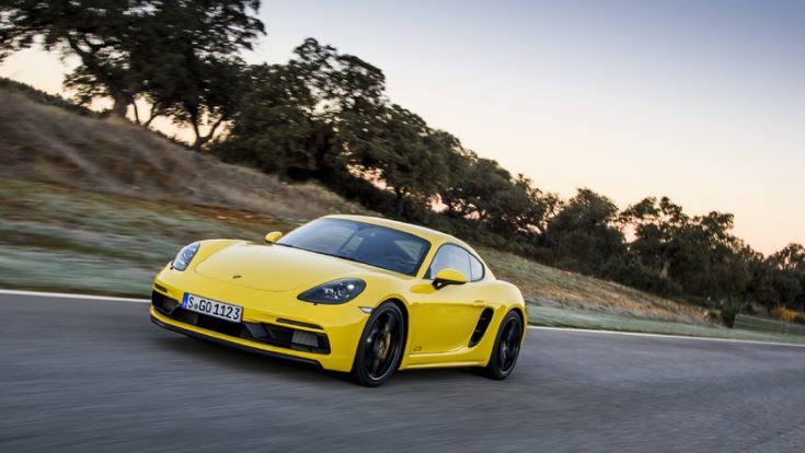 Около 150 спорткаров Porsche будут отправлены на сервис