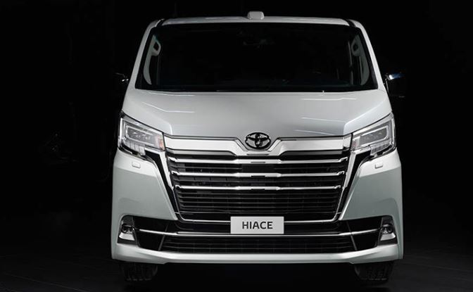 В России привезли роскошный минивэн Toyota Hiace