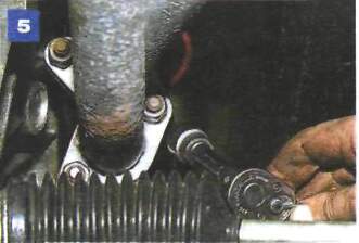 Снятие приемной трубы на автомобиле с двигателем УМПО-331