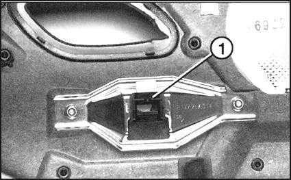  Снятие и установка облицовки двери BMW 5 (E39)
